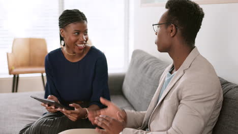 Tableta,-Mujer-Negra-Y-Hombre-Negro-En-Una-Reunión