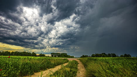 Massive-Graue-Sturmregenwolken-Im-Ländlichen-Raum-Europas-Im-Zeitraffer