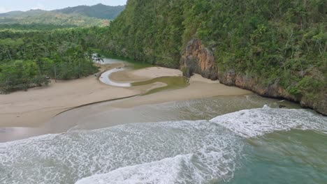 Desembocadura-Del-Rio-San-Juan,-Playa-El-Valle-Beach,-Samana-En-Republica-Dominicana