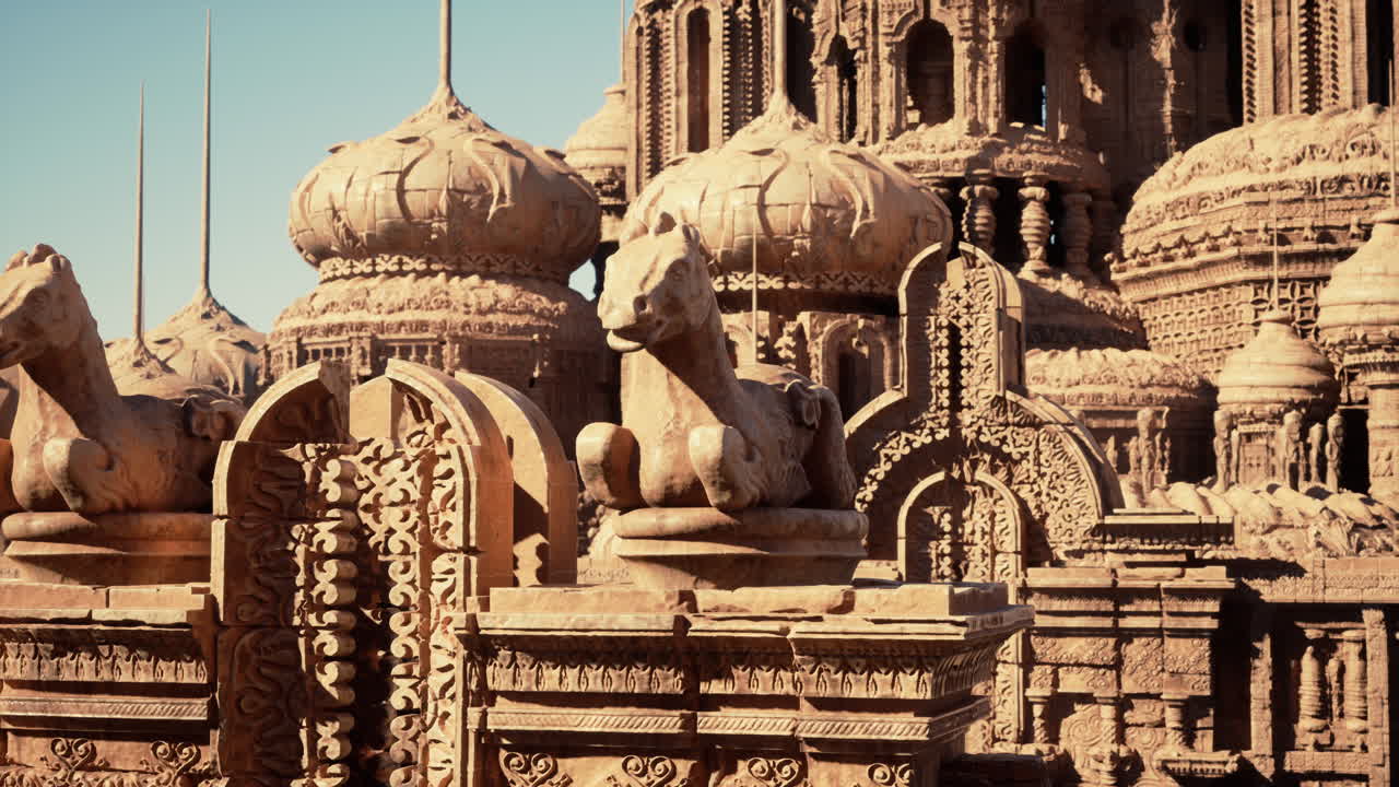 una arquitectura de fantasía detallada con estatuas de caballos