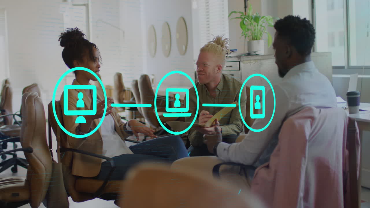 animación de diagrama de flujo de iconos sobre diversos compañeros de trabajo compartiendo ideas en la oficina