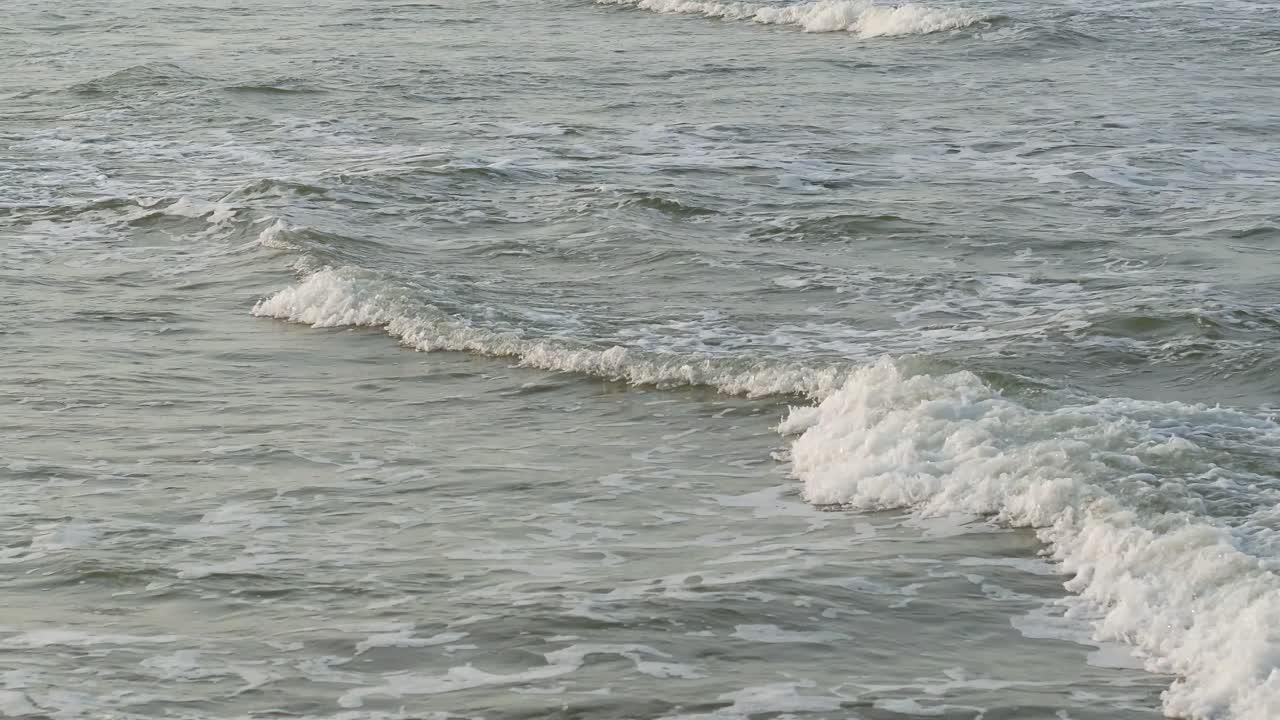 발트해 파도의 드론 조감도