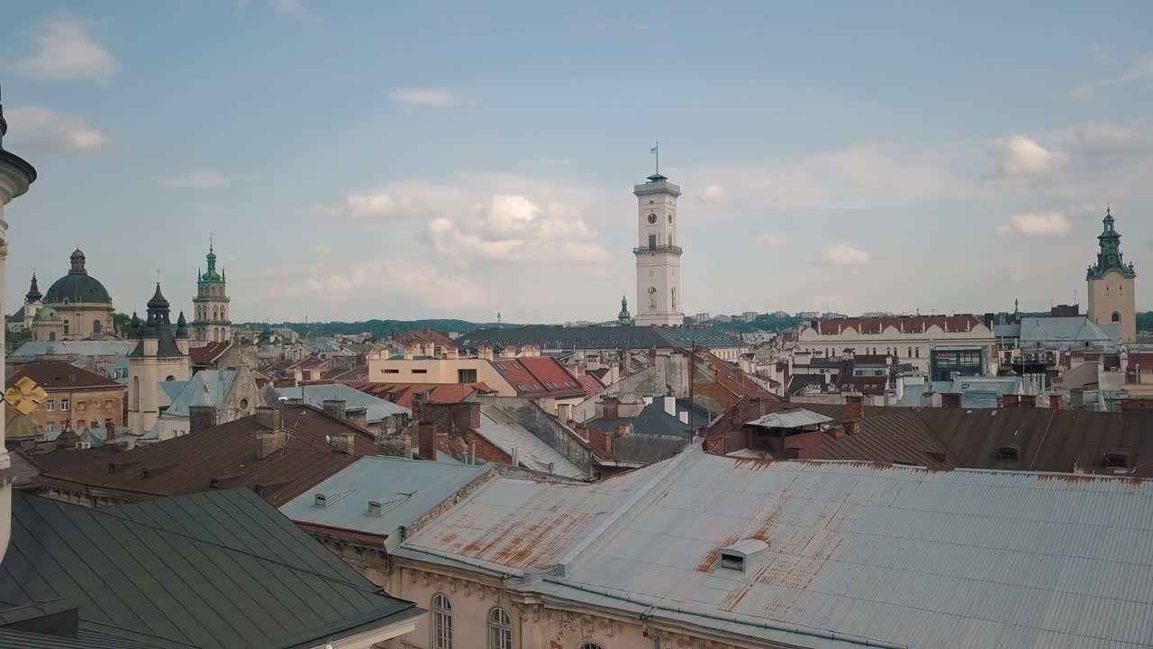 Vídeo aéreo de drone da cidade europeia de Lviv, Ucrânia. Praça Rynok, Câmara Municipal Central, Igreja Dominicana.