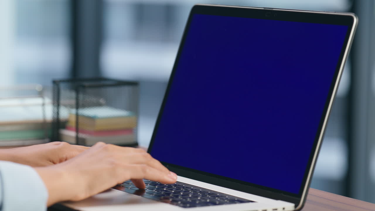 익명의 ceo가 문자 메시지를 보내고, 크로마키 노트북 클로즈업, 임원 손이 타이핑하고, 채팅하고