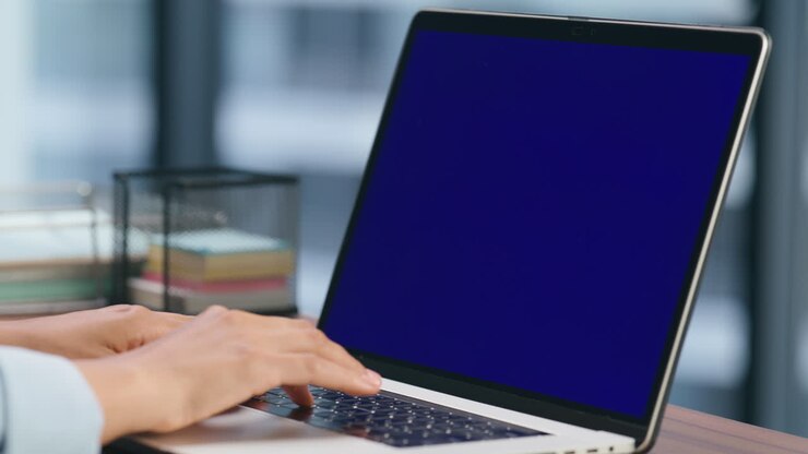 Anonymer CEO tippt auf einem Chromakey-Laptop, Nahaufnahme. Führungskraft tippt und chattet.