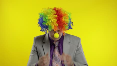 el payaso empresario empresario cuenta el dinero los ingresos. la mano roba dinero al hombre