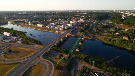 fotografía aérea del tráfico en la carretera y el puente a través del río nemunas en kaunas, lituania