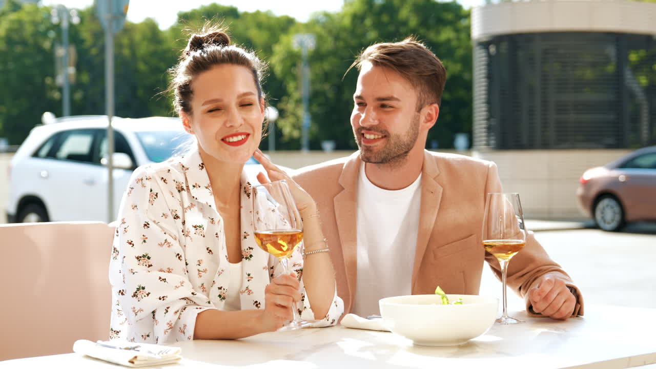 커플 이 야외 에서 만적 인 점심 을 즐기고 있다