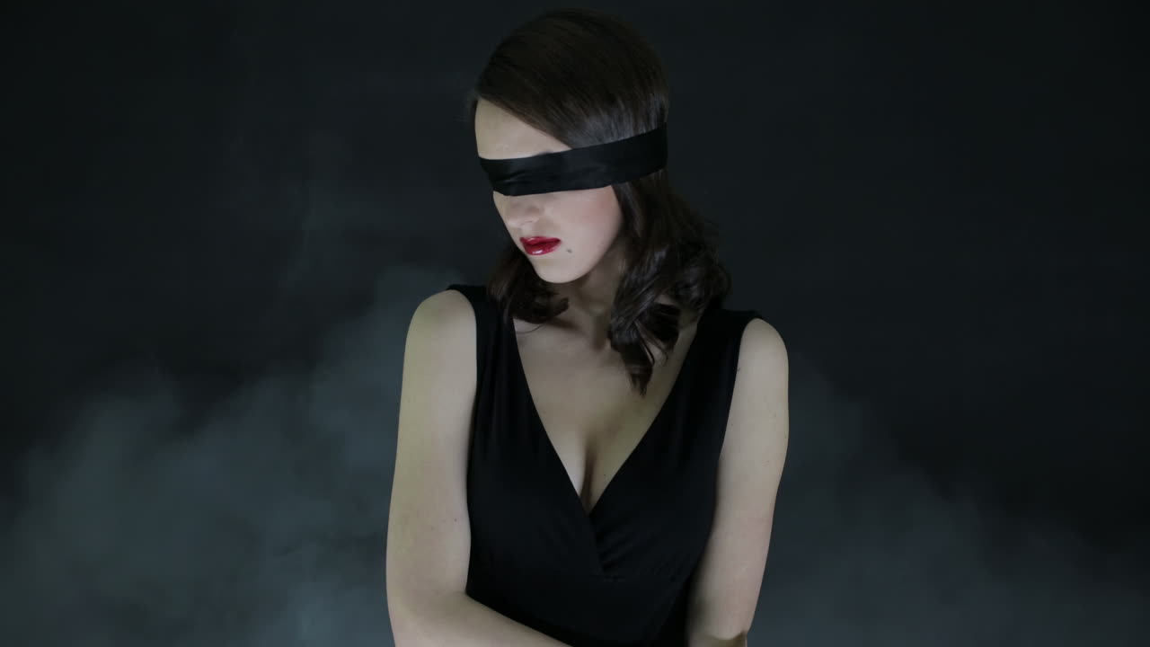 검은 드레스를 입은 눈 감은 여자