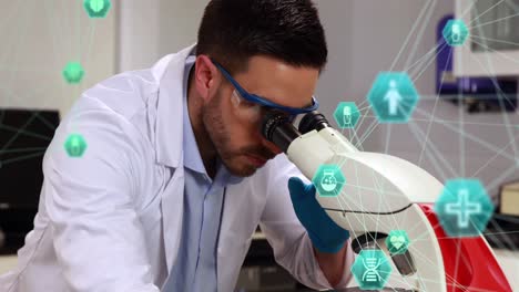 dos globos girando contra el científico caucásico masculino usando binoculares en el laboratorio