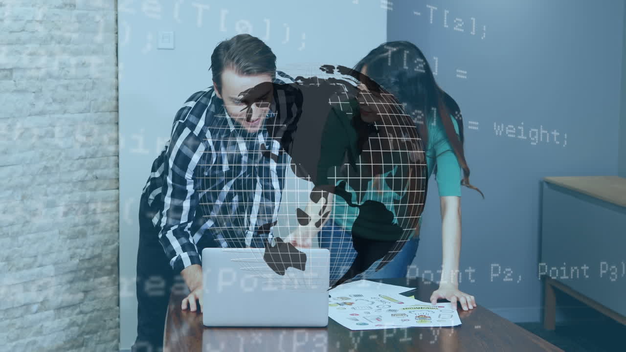 animación del procesamiento de datos en diversos colegas masculinos y femeninos que utilizan computadoras portátiles en la oficina