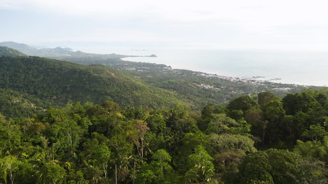 vista aérea de la playa de hin kong en la costa oeste de koh phangan en tailandia