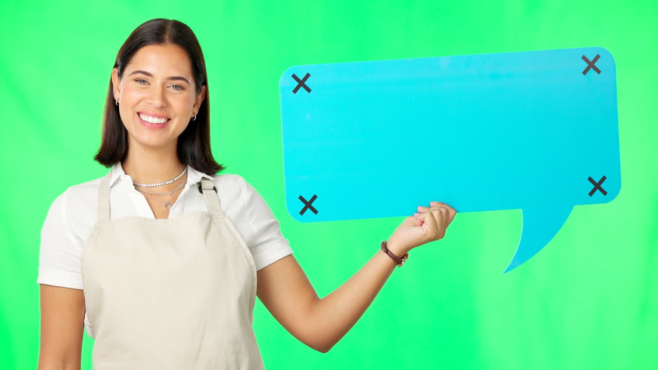 mujer sosteniendo una burbuja de habla azul claro