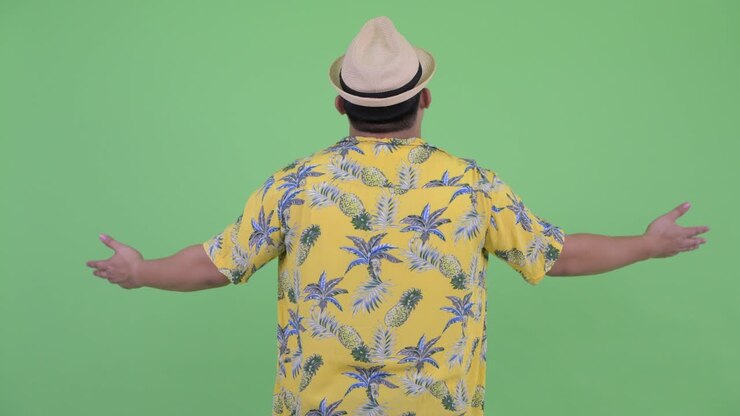 Giovane e attraente uomo turista asiatico in sovrappeso.