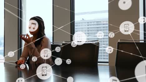 animación de una red de conexiones con iconos sobre una mujer de negocios que usa un teléfono inteligente