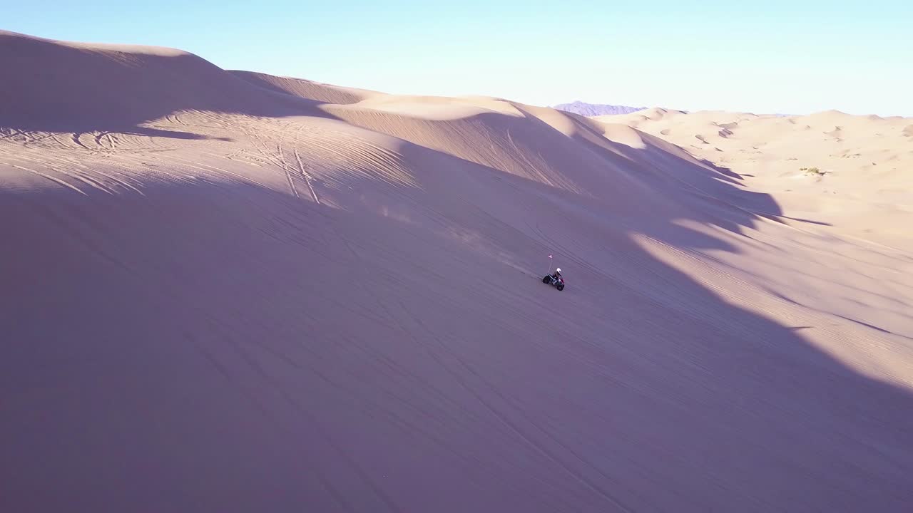 buggies y vehículos todo terreno corren por las dunas de arena imperiales en california 11
