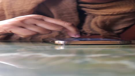 mujer usando su teléfono