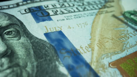 fondo de dinero en efectivo. nuevo billete de cien dólares sobre fondo negro