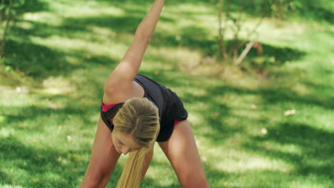 mujer deportiva calentando el cuerpo antes del entrenamiento físico al aire libre