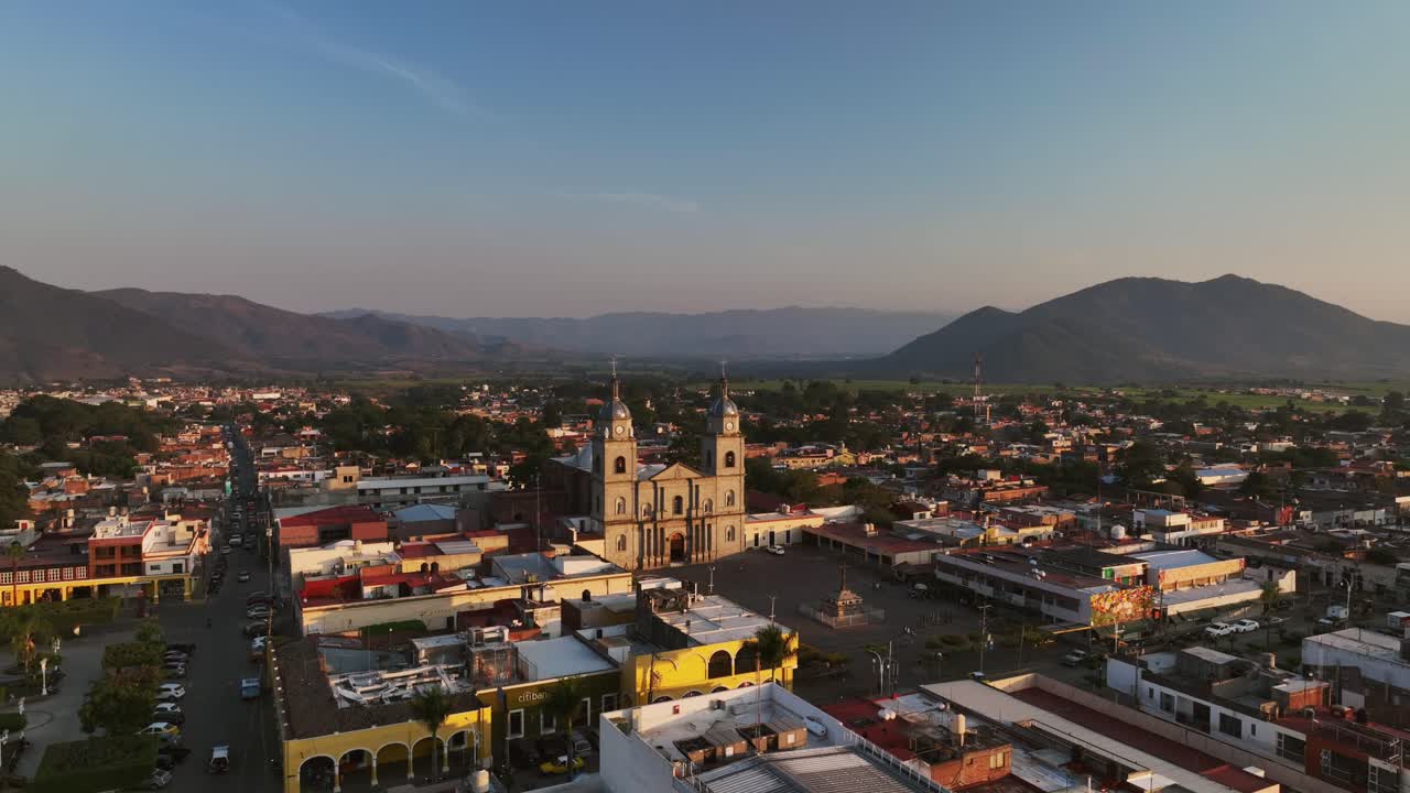 Veduta aerea della città di Tuxpan e della chiesa cattolica nello Jalisco, Messico