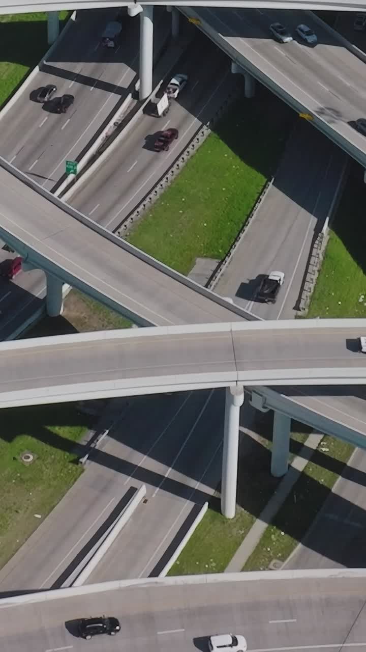 Autostrade e cavalcavia del centro di Dallas visti dall'alto in Texas