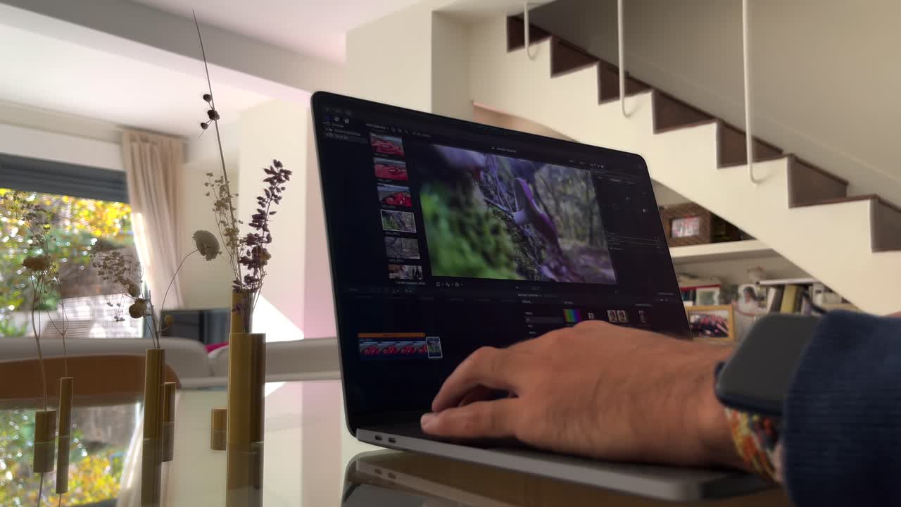 lapso de tiempo de edición de video en final cut pro en una computadora portátil macbook pro