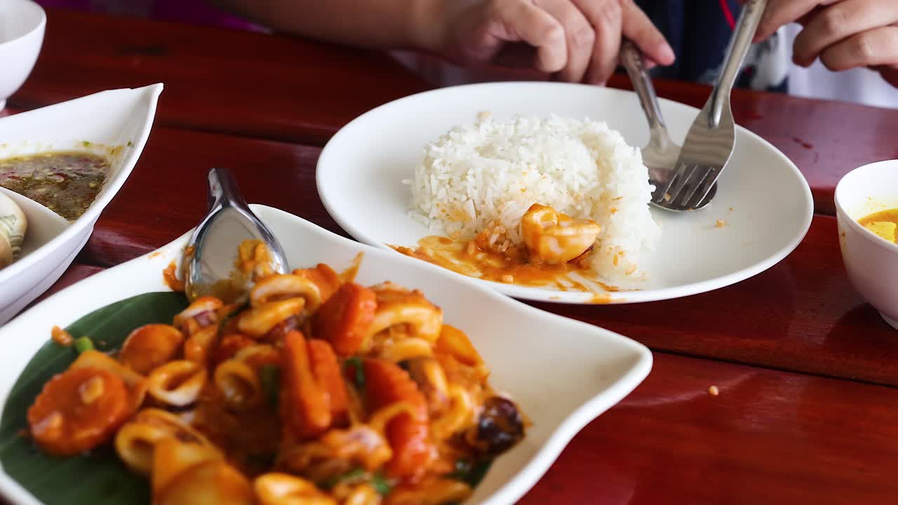 태국에서 맛있는 오징어와  식사