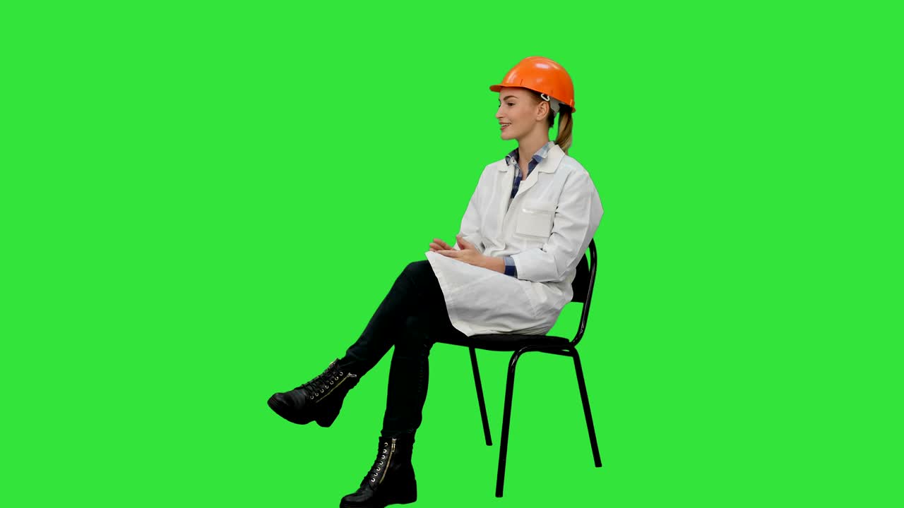 아름다운 건축가가 녹색 스크린, 크로마 키에서 인터뷰를 하고 있습니다.