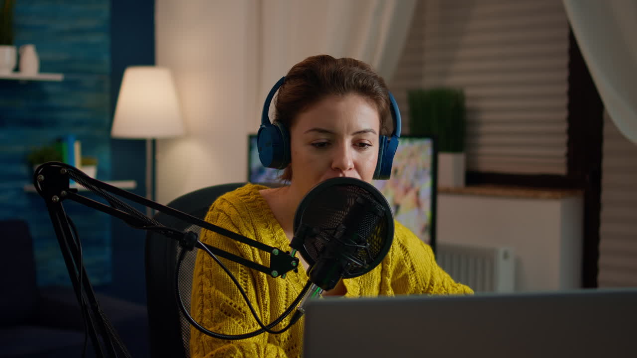 En influencer på sociale medier åbner sin laptop og begynder at optage en ny podcast
