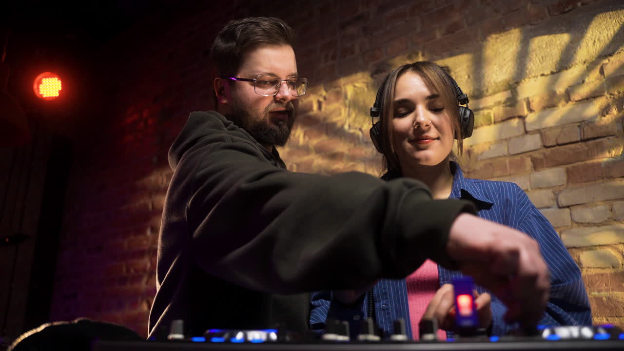 dj trabajando en la discoteca