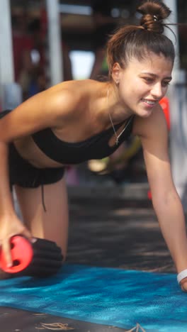 mujer haciendo ejercicio de tabla