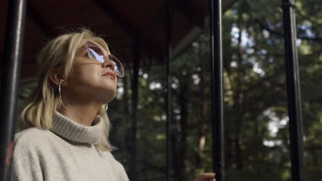 chica con sensación de relajación en el bosque profundo