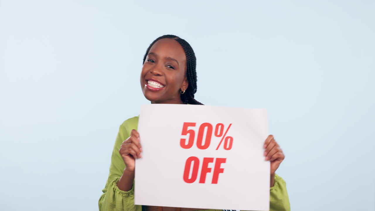 Mulher negra feliz, cartaz e promoção em letreiro