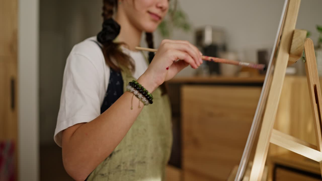pintura de una chica en un caballete