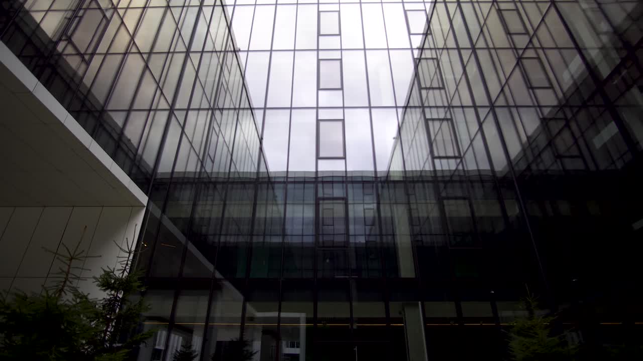 edificio de parque empresarial acristalado. crecimiento económico