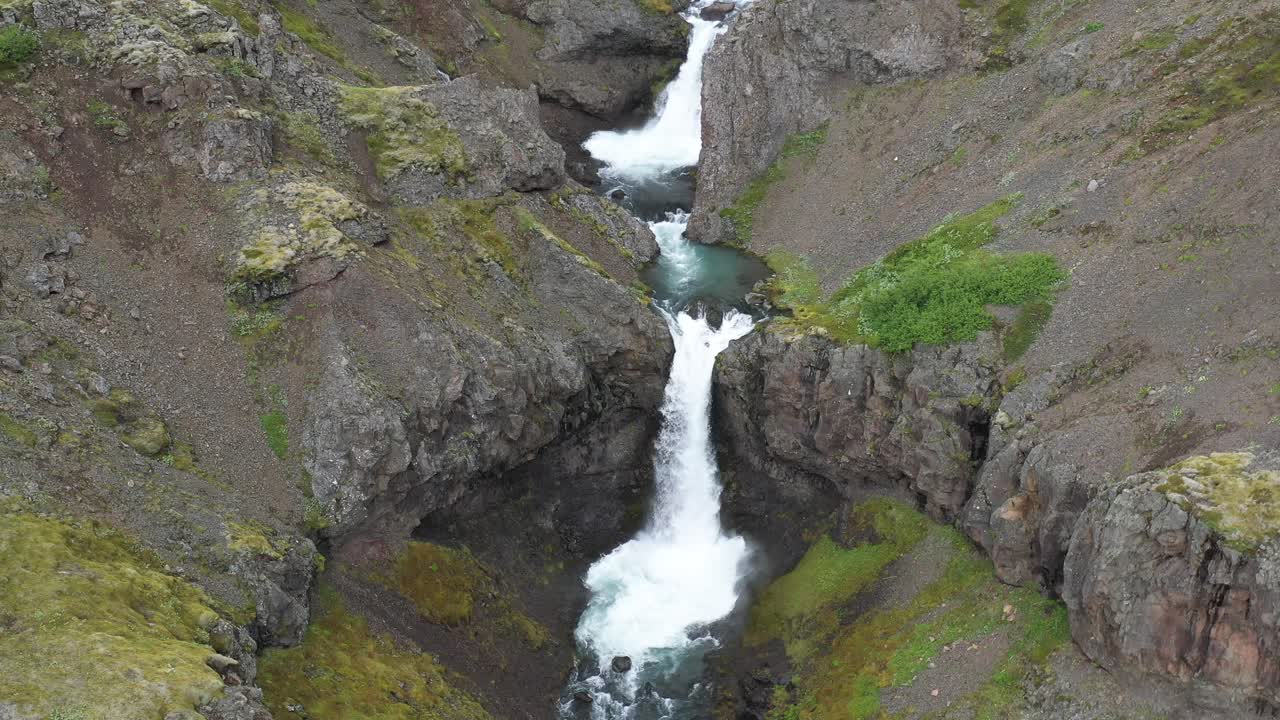 cascadas en islandia apiladas con videos de drones en un solo lugar