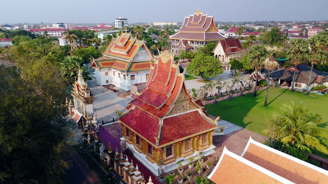 pagoda tradicional con techo arqueado en la ciudad de laoation, savannakhet, drone aerial girar durante