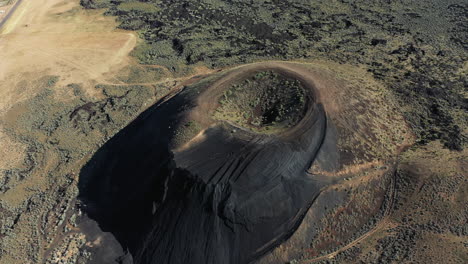 Vista-Aérea-De-Drones,-Caldera-Volcánica-Inactiva-Y-Sendero-De-Cráter-Cono-De-Ceniza-En-El-Parque-Estatal-Snow-Canyon,-Utah,-Ee.uu.
