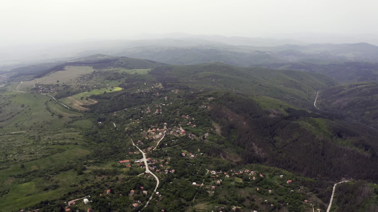 el dron se retira lentamente mientras vuela por encima de la aldea de chisinau, conocida por sus avistamientos extraterrestres, ya que muestra la extensión de las montañas strandzha en bulgaria.