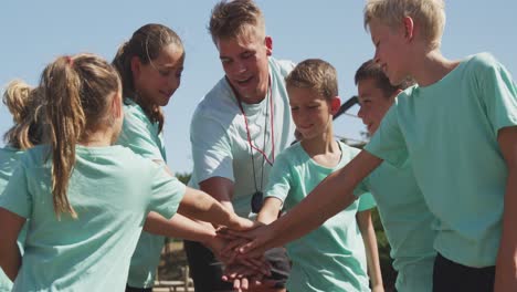 grupo de chicos y chicas caucásicos en el campamento de entrenamiento juntos