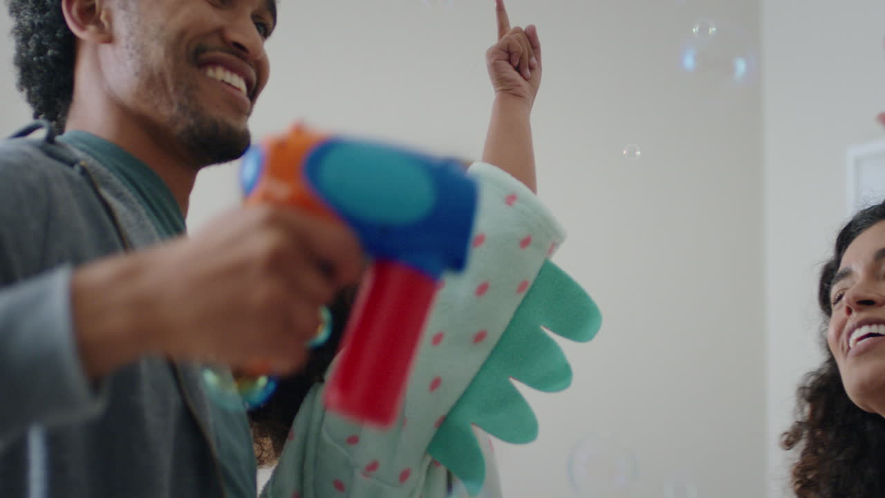 adorable niña jugando con burbujas de jabón en casa madre y padre divirtiéndose con el niño en disfrutar del tiempo en familia el fin de semana 4k