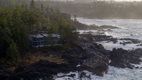 Drohnenvideo-Bei-Sonnenuntergang-In-Ucluelet,-British-Columbia,-Kanada-über-Dem-Meer-Und-Dem-Wald-Mit-Einer-Hütte-Am-Meer