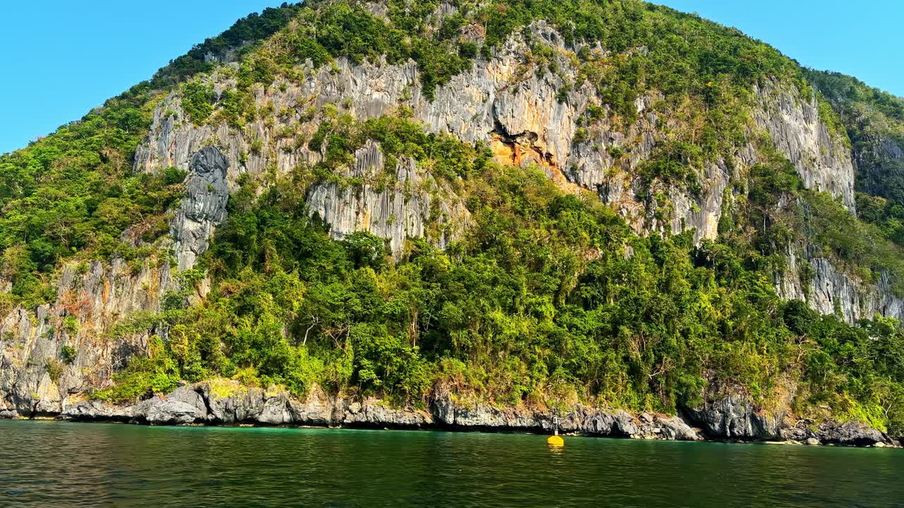Một khung cảnh từ đại dương hướng về bờ biển gần El Nido, Palawan, Philippines.