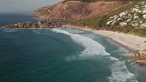 Touristen-Am-Llandudno-Beach-Mit-Weißem-Sand-In-Kapstadt,-Südafrika