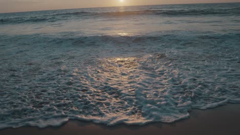 Toma-Granangular-De-Olas-En-El-Océano-Pacífico-En-La-Punta,-México