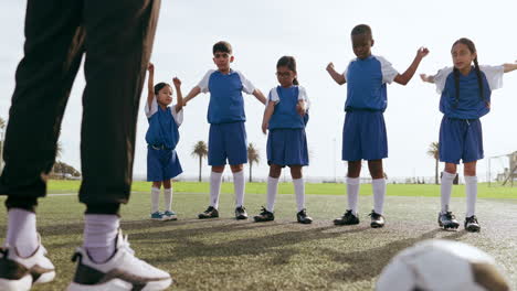 Niños,-Calentamiento-De-Brazos-Y-Deporte-En-El-Campo-De-Fútbol