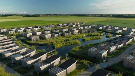 Roompot-Water-Village-Junto-A-Las-Verdes-Tierras-De-Cultivo-En-La-Ciudad-De-Kamperland-En-La-Provincia-Holandesa-De-Zelanda