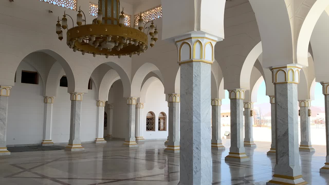 Cortile della moschea con grande lampadario