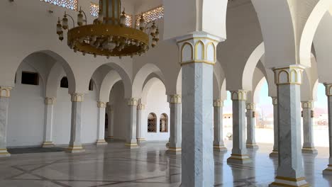 el patio de la mezquita con una gran lámpara de alumbrado.