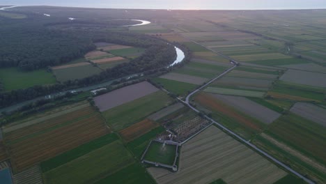 Vista-Más-Amplia-Del-Dron-Superior-Sobre-La-Fortaleza-De-Bashtove,-Albania